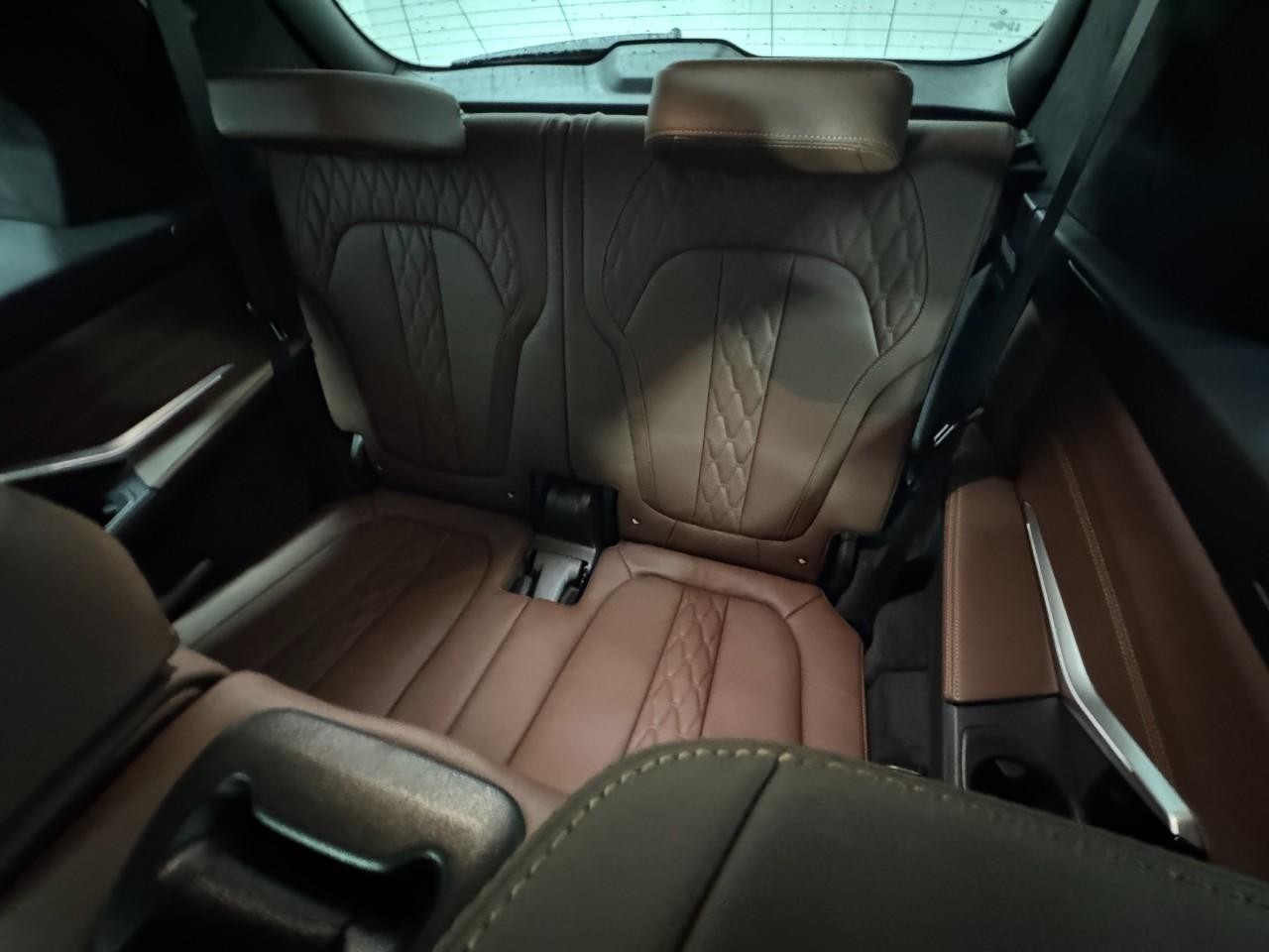 BMW X7 Vehicle Full-screen Gallery Image 8