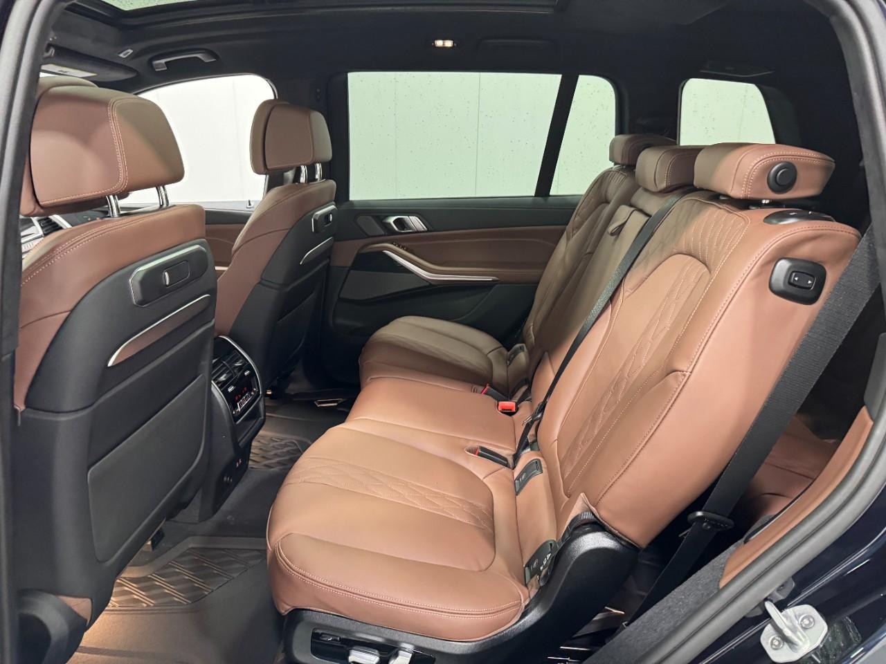 BMW X7 Vehicle Full-screen Gallery Image 9