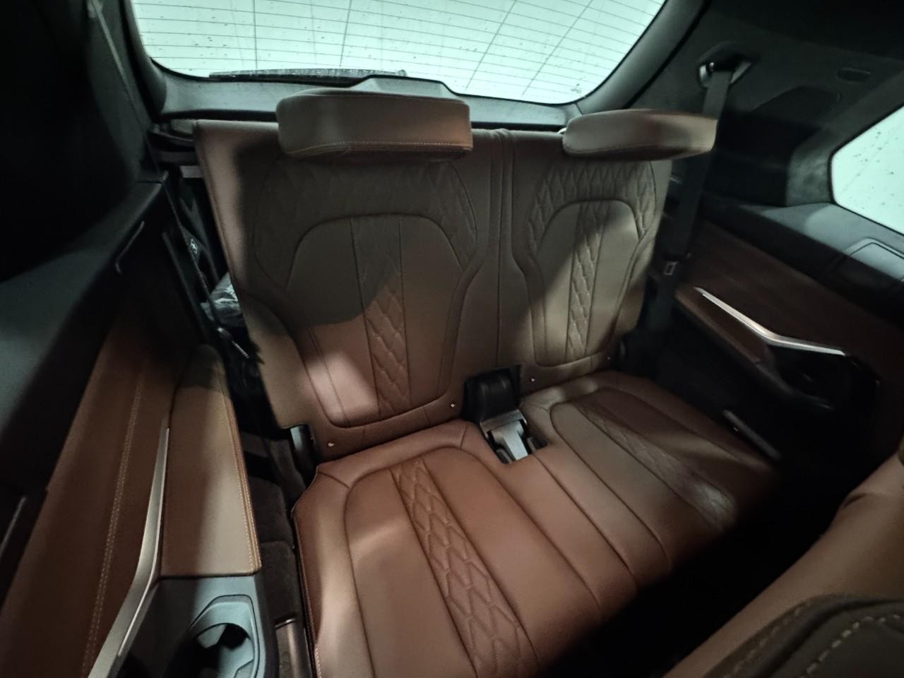 BMW X7 Vehicle Full-screen Gallery Image 11