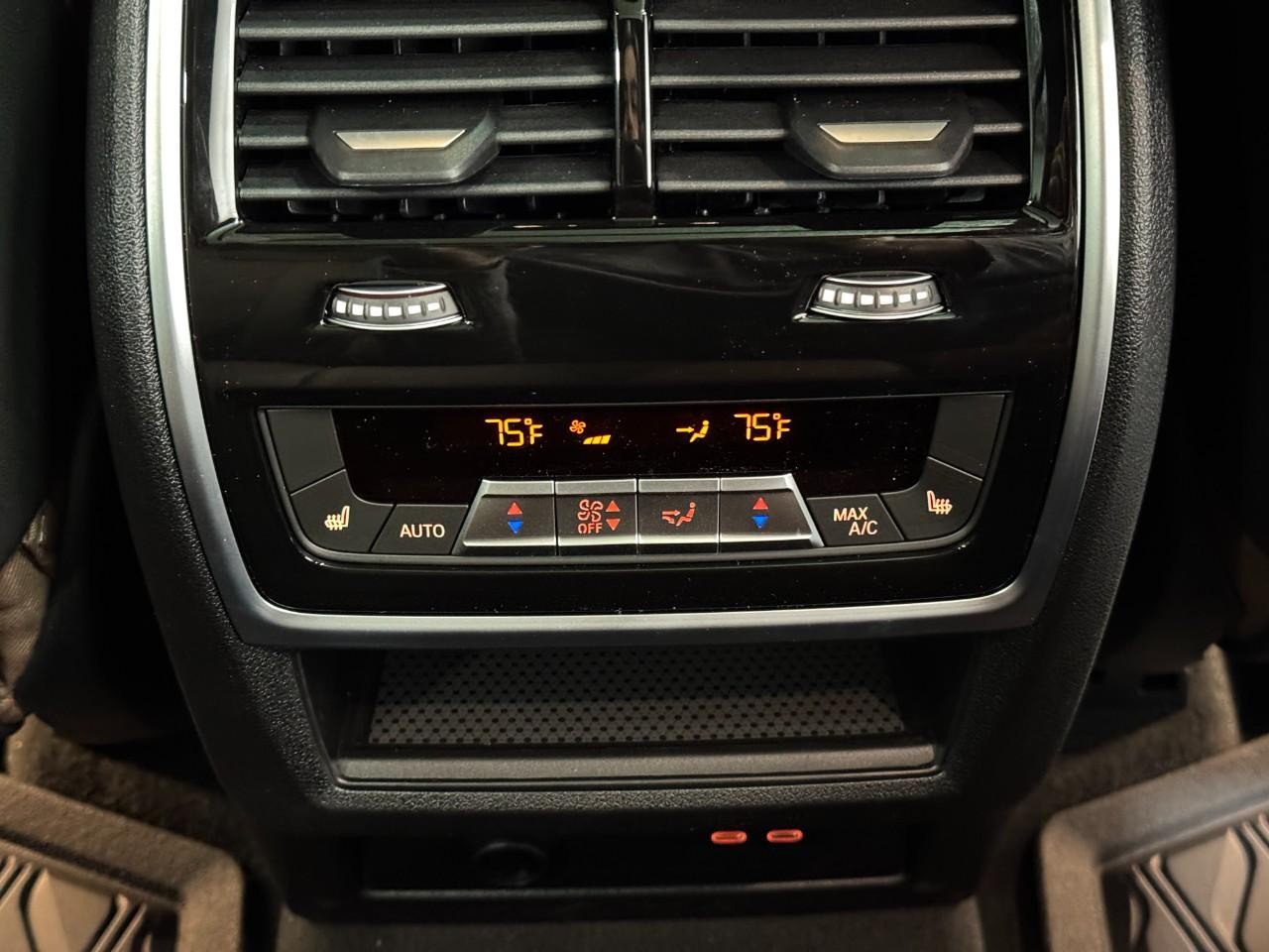 BMW X7 Vehicle Full-screen Gallery Image 13