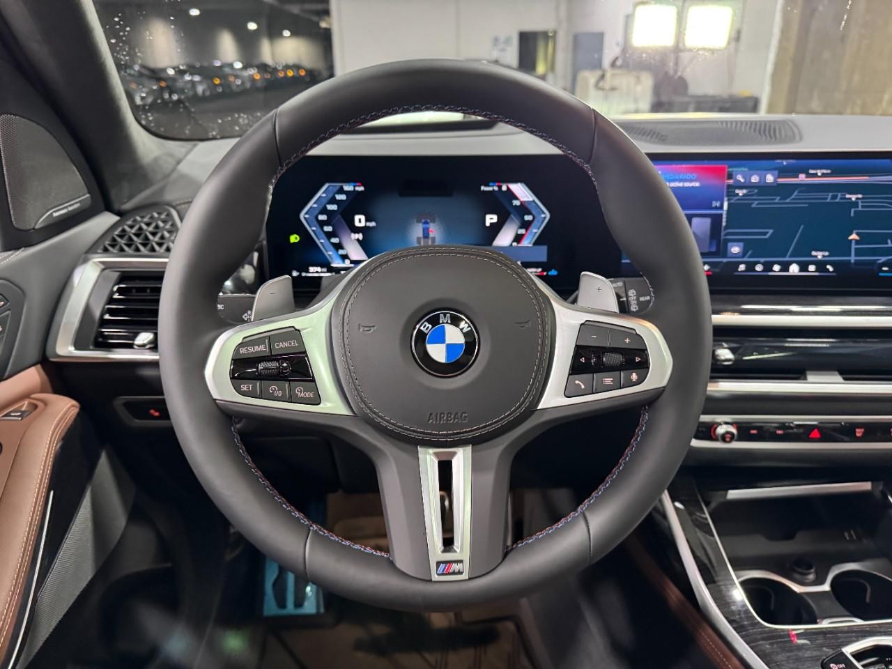 BMW X7 Vehicle Full-screen Gallery Image 16