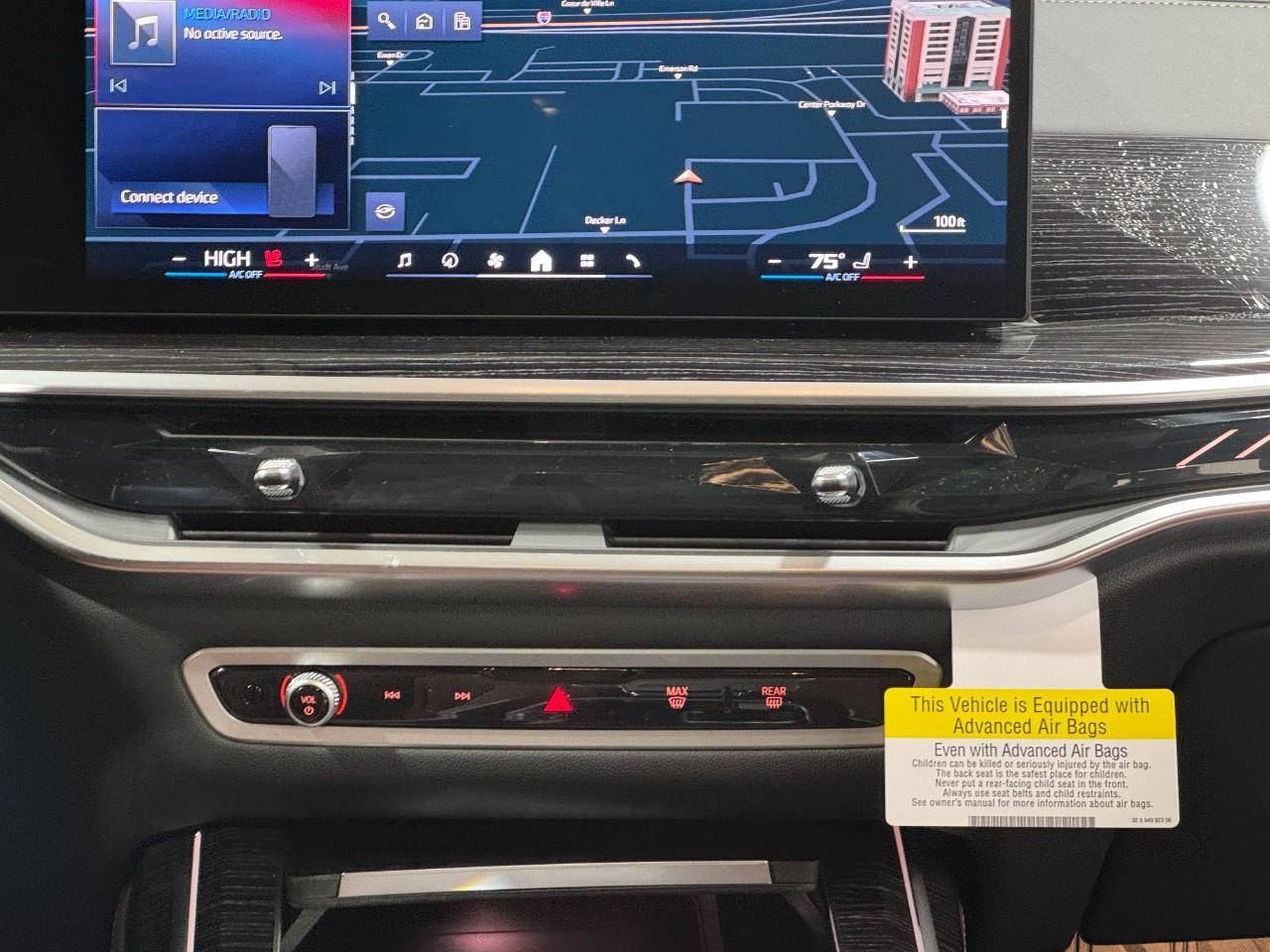 BMW X7 Vehicle Full-screen Gallery Image 17