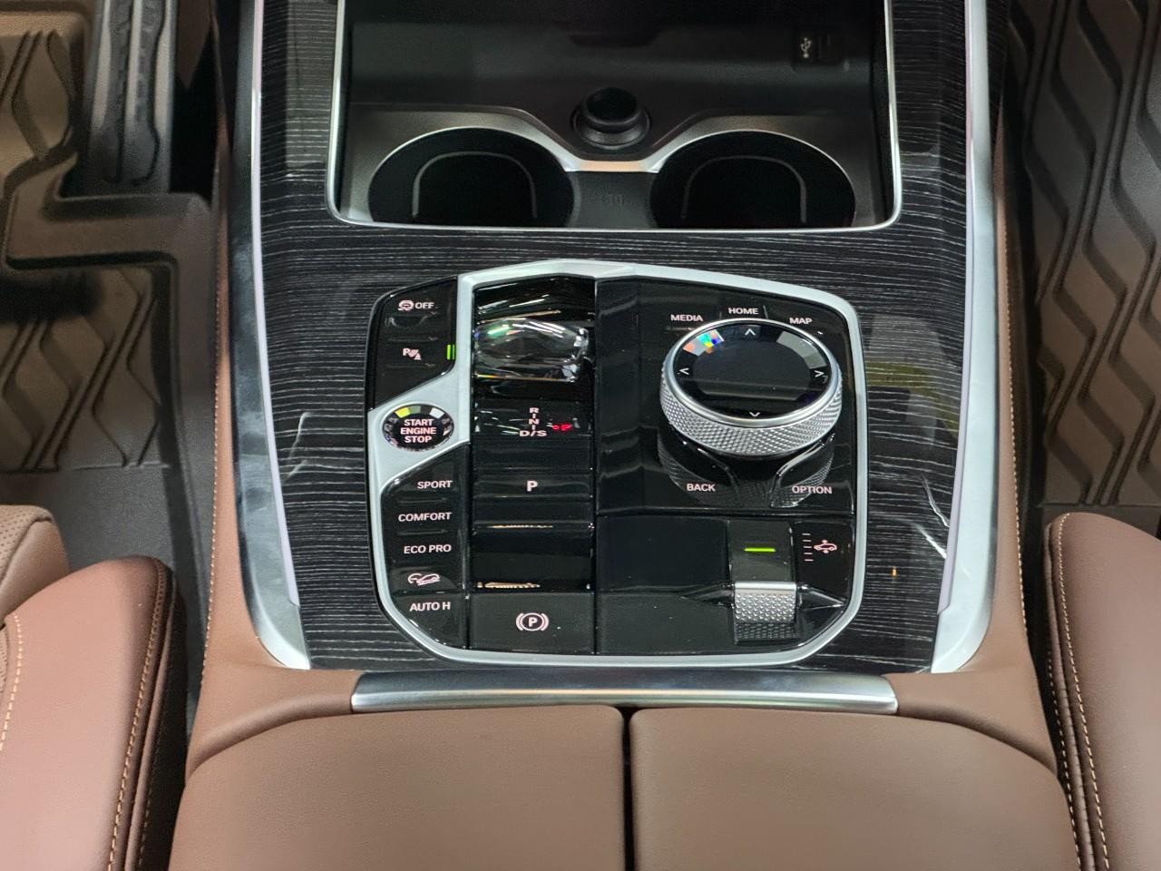 BMW X7 Vehicle Full-screen Gallery Image 18