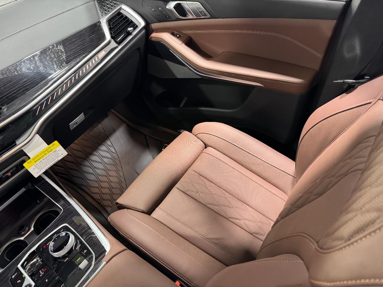 BMW X7 Vehicle Full-screen Gallery Image 19