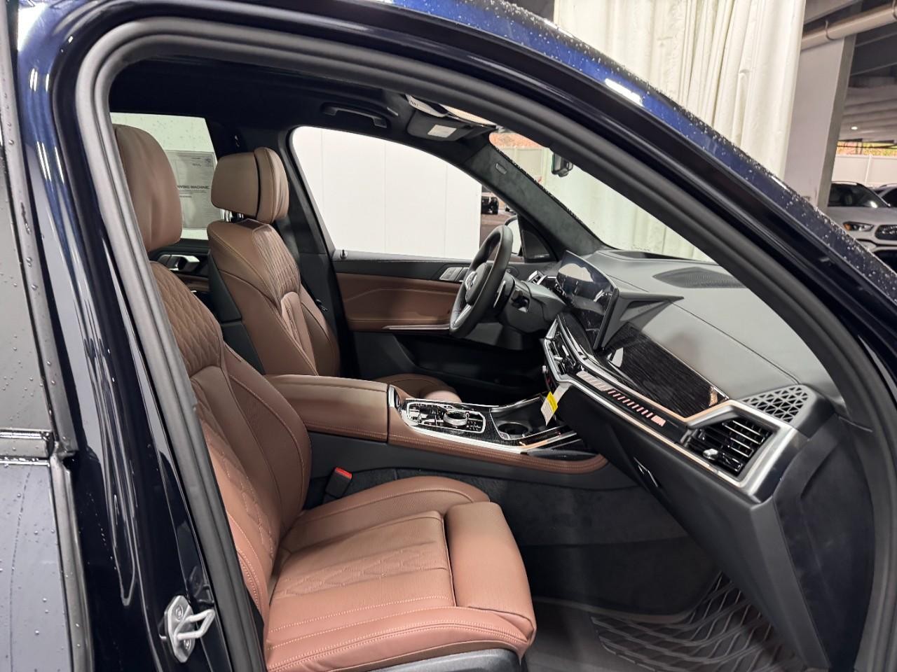 BMW X7 Vehicle Full-screen Gallery Image 20