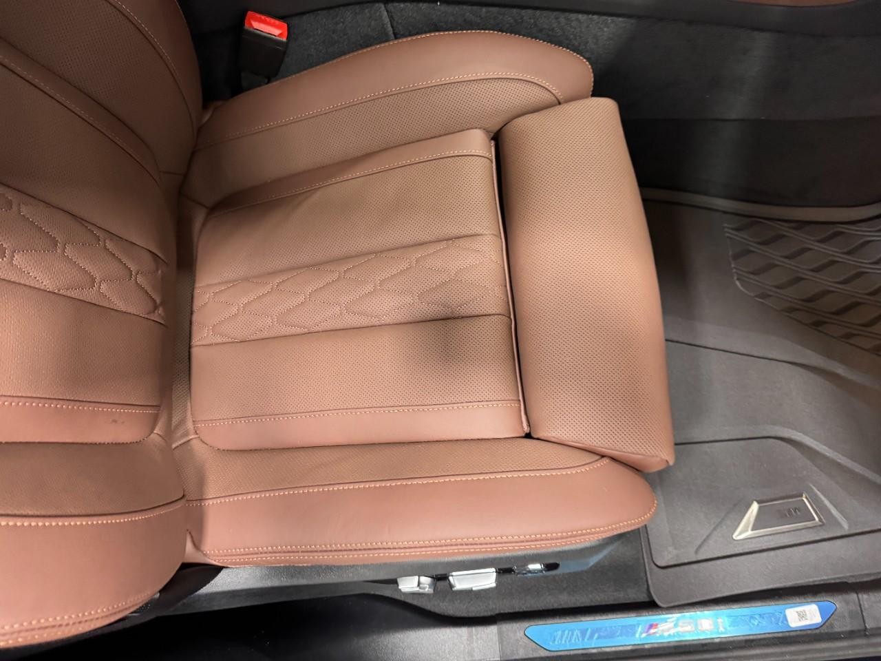 BMW X7 Vehicle Full-screen Gallery Image 21