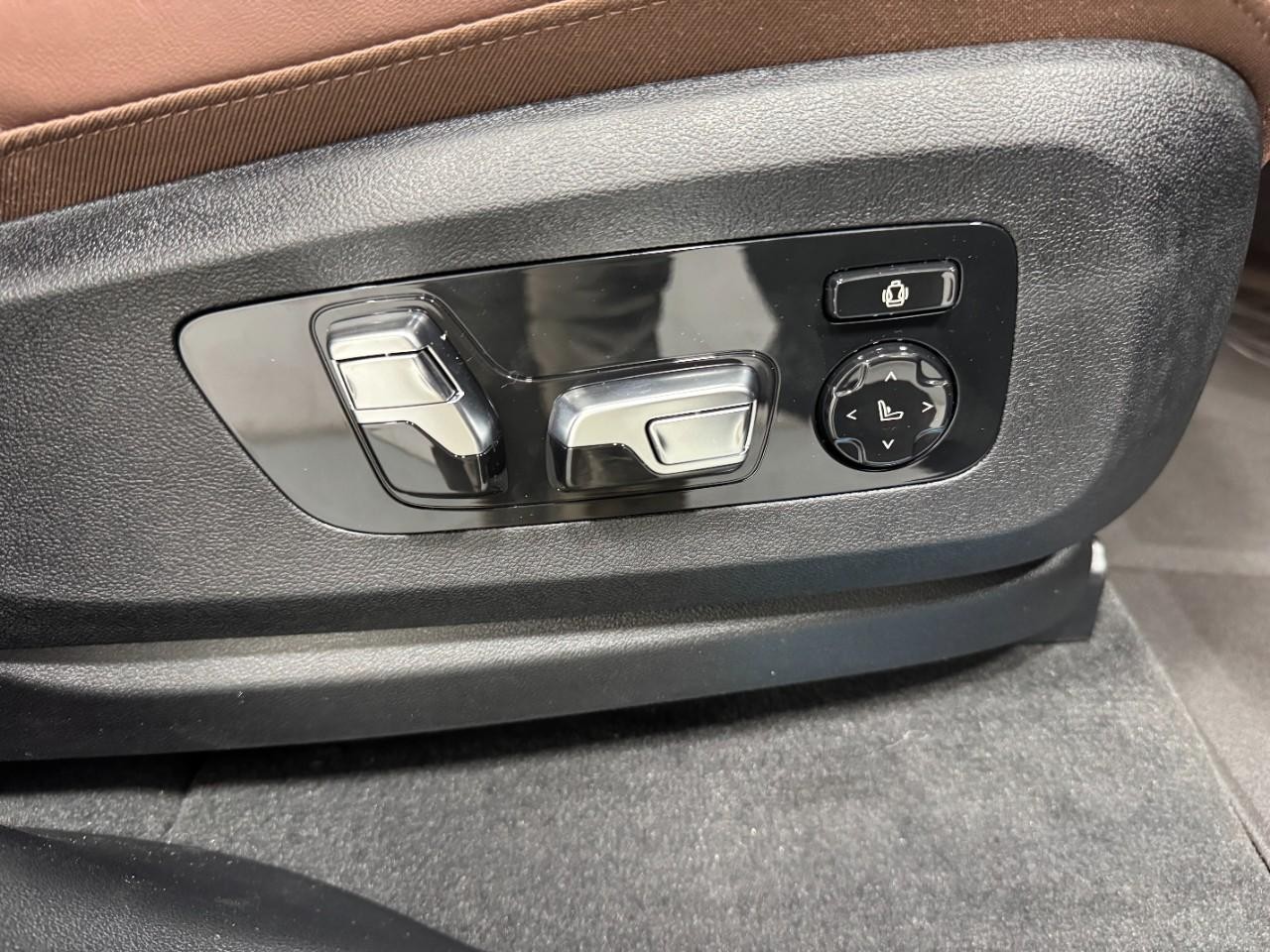 BMW X7 Vehicle Full-screen Gallery Image 22