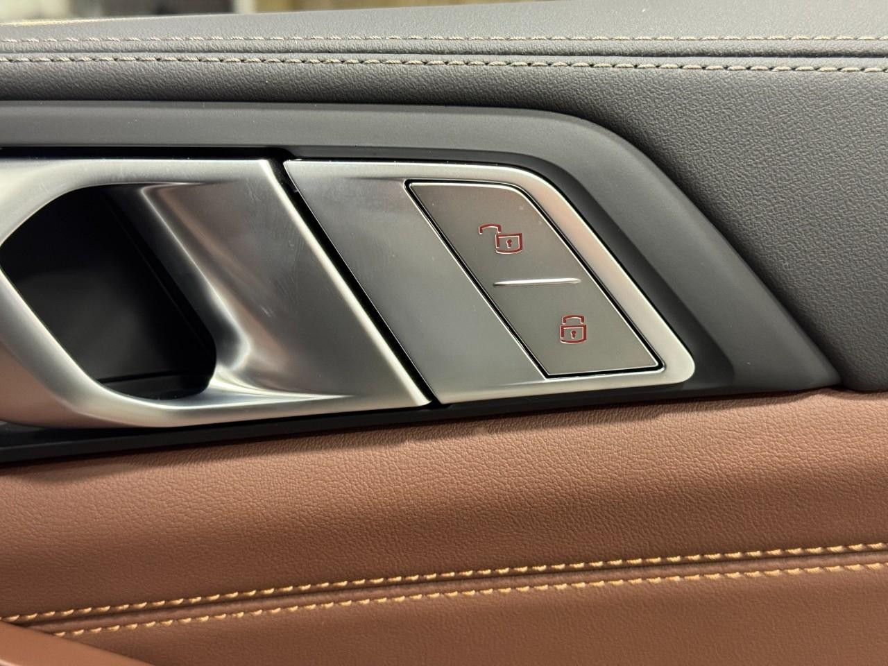 BMW X7 Vehicle Full-screen Gallery Image 24