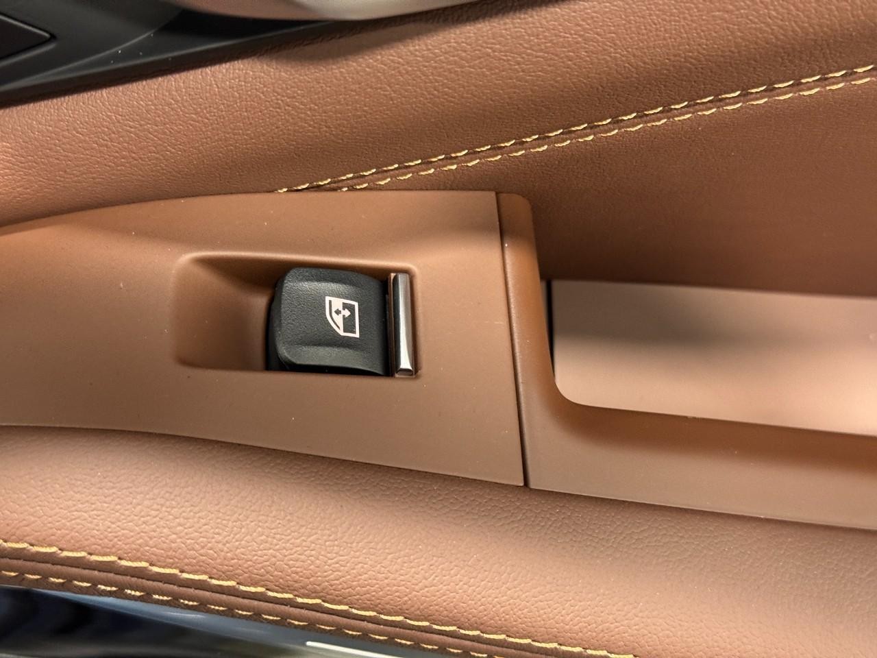 BMW X7 Vehicle Full-screen Gallery Image 25