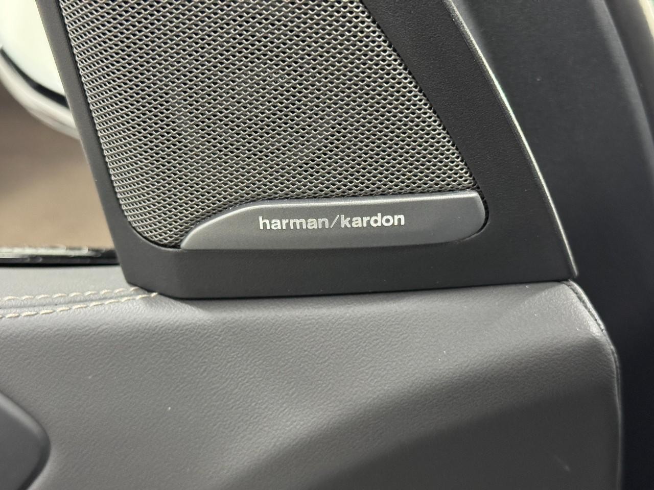 BMW X7 Vehicle Full-screen Gallery Image 26