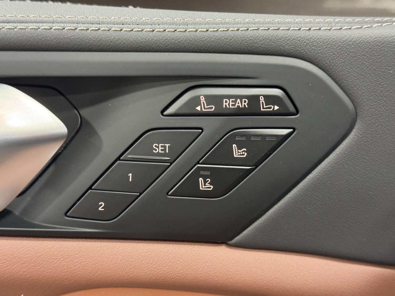 BMW X7 Vehicle Full-screen Gallery Image 27