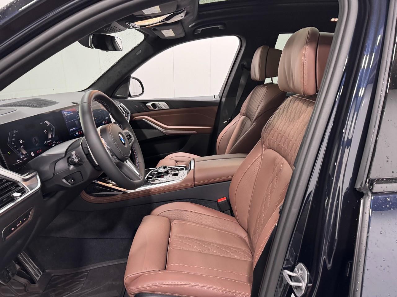 BMW X7 Vehicle Full-screen Gallery Image 30