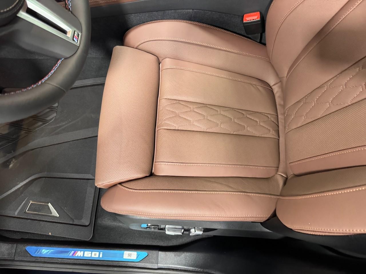 BMW X7 Vehicle Full-screen Gallery Image 31