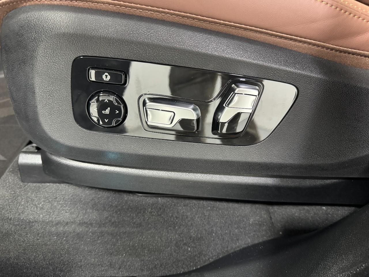 BMW X7 Vehicle Full-screen Gallery Image 32