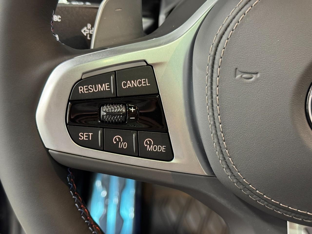 BMW X7 Vehicle Full-screen Gallery Image 34