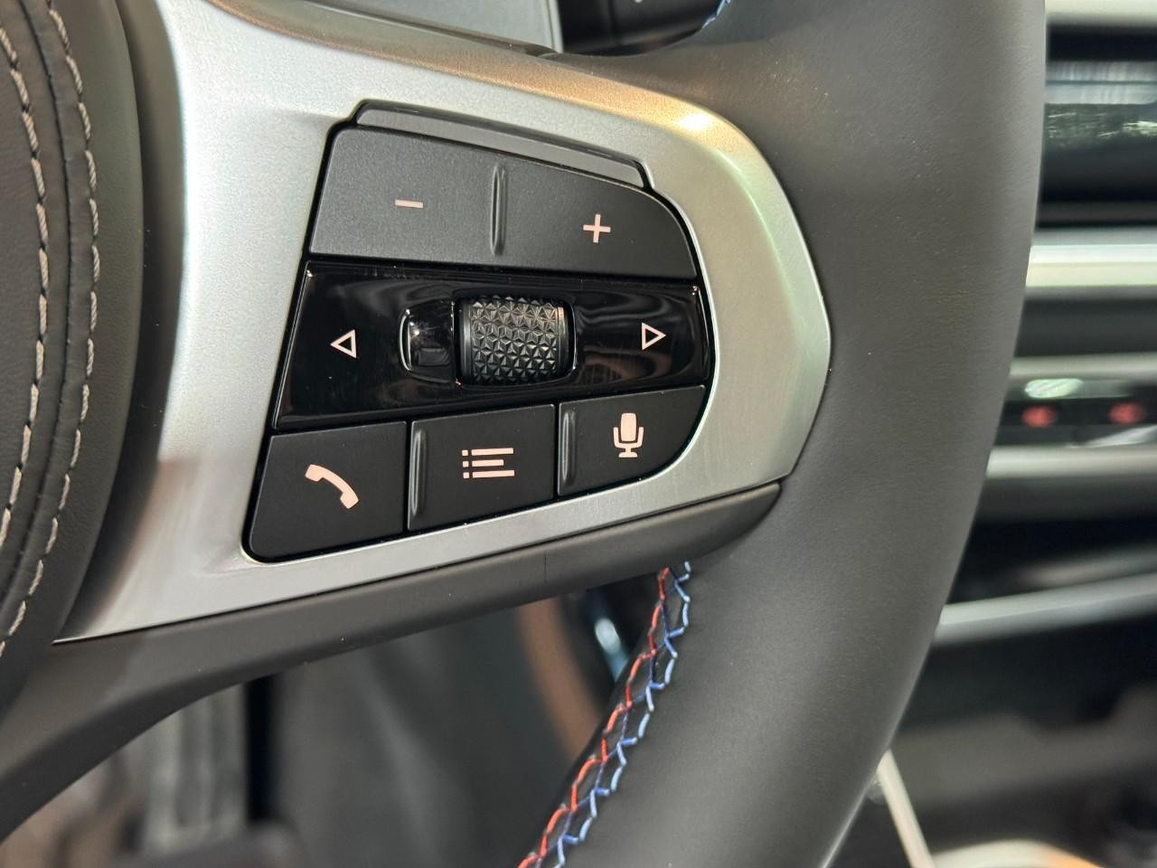 BMW X7 Vehicle Full-screen Gallery Image 35