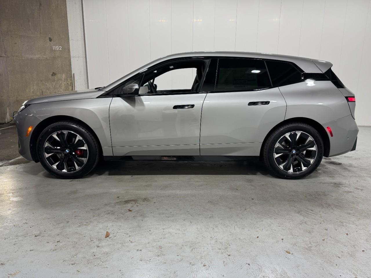 BMW iX Vehicle Full-screen Gallery Image 2