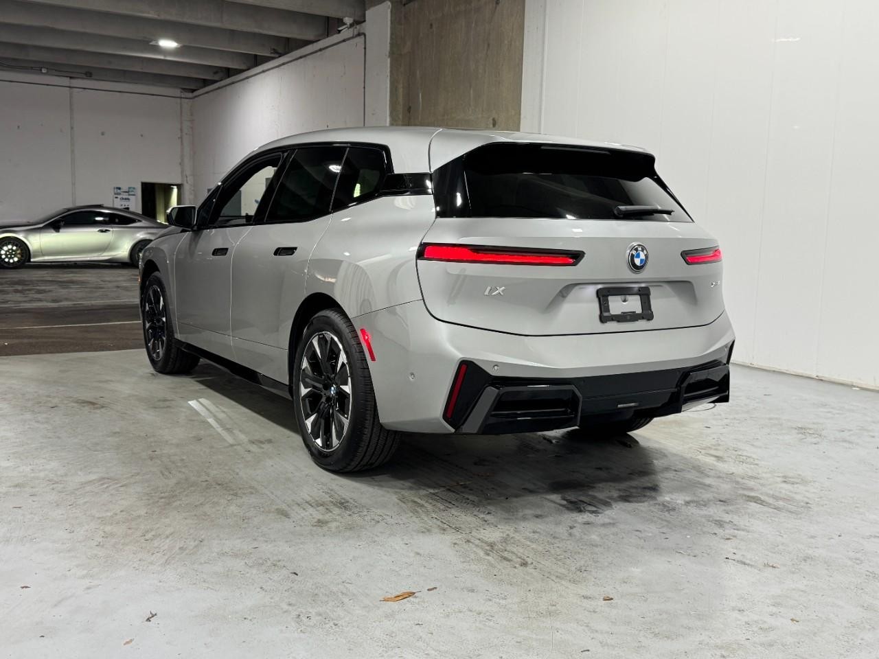 BMW iX Vehicle Full-screen Gallery Image 3