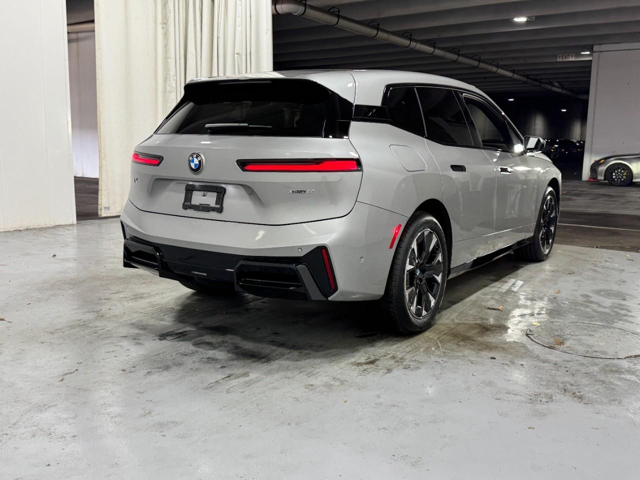 BMW iX Vehicle Full-screen Gallery Image 4