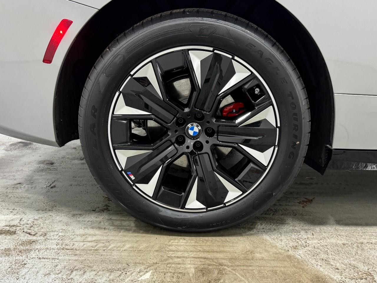 BMW iX Vehicle Full-screen Gallery Image 5