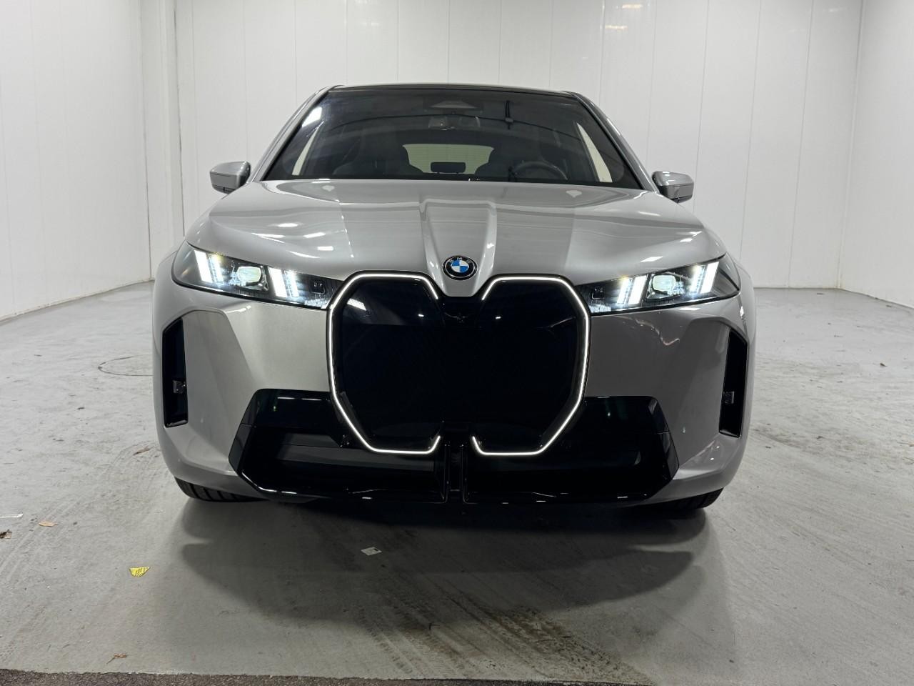 BMW iX Vehicle Full-screen Gallery Image 7