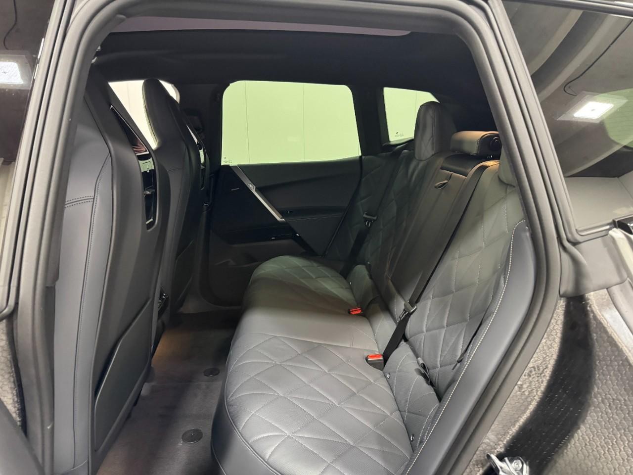 BMW iX Vehicle Full-screen Gallery Image 8