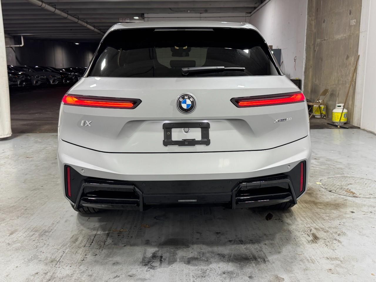 BMW iX Vehicle Full-screen Gallery Image 9