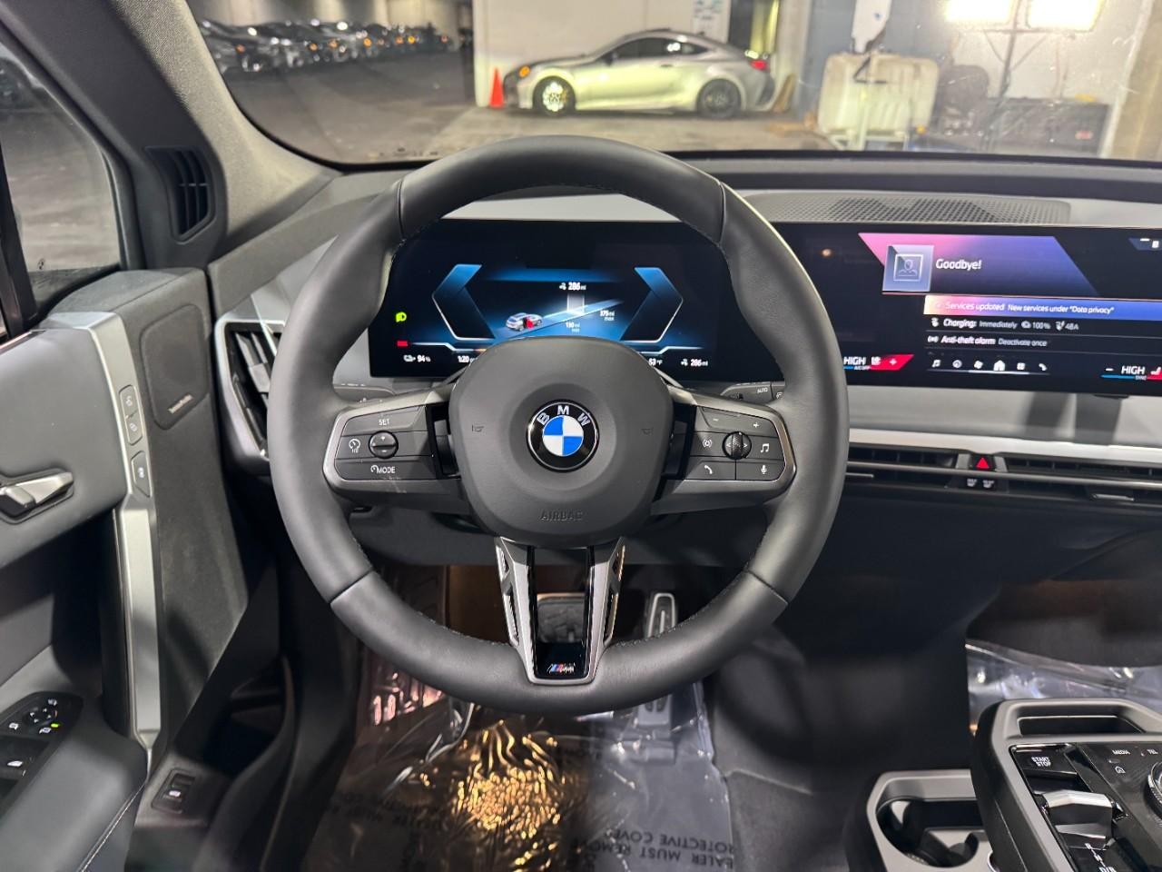 BMW iX Vehicle Full-screen Gallery Image 14