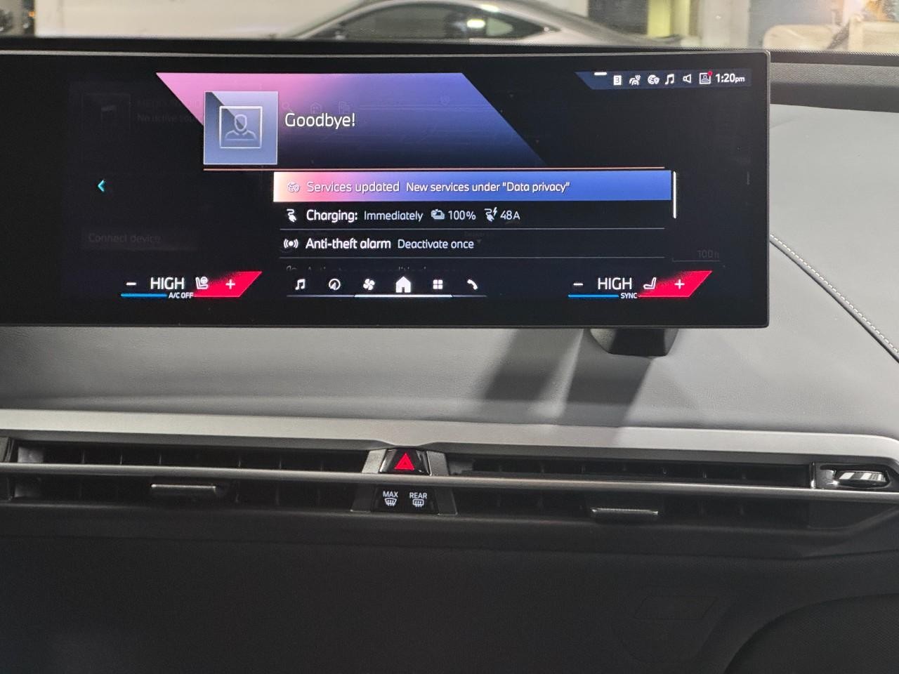 BMW iX Vehicle Full-screen Gallery Image 15