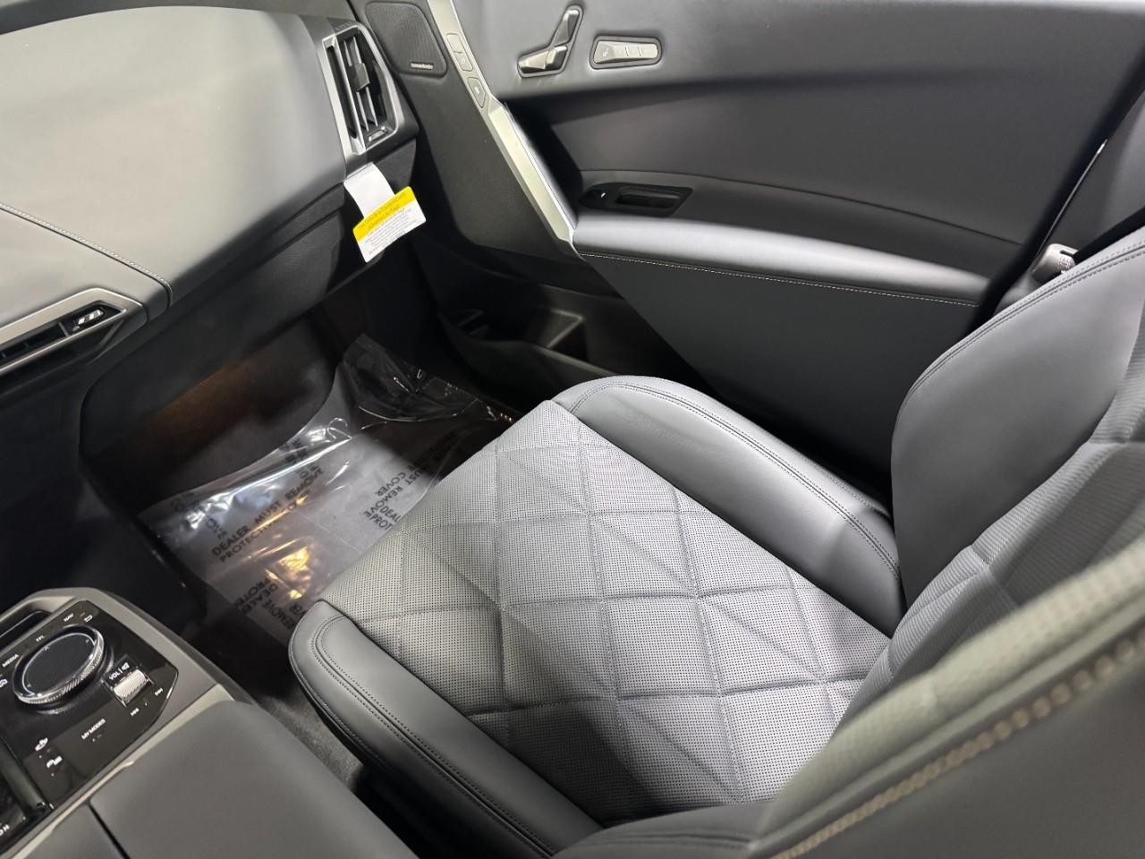 BMW iX Vehicle Full-screen Gallery Image 17