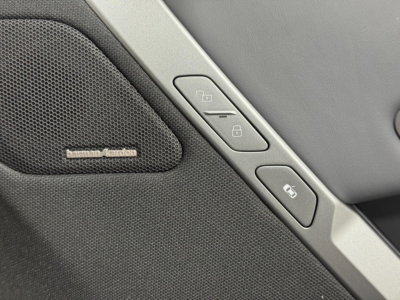 BMW iX Vehicle Full-screen Gallery Image 20