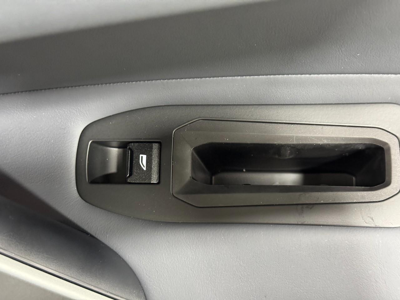 BMW iX Vehicle Full-screen Gallery Image 22