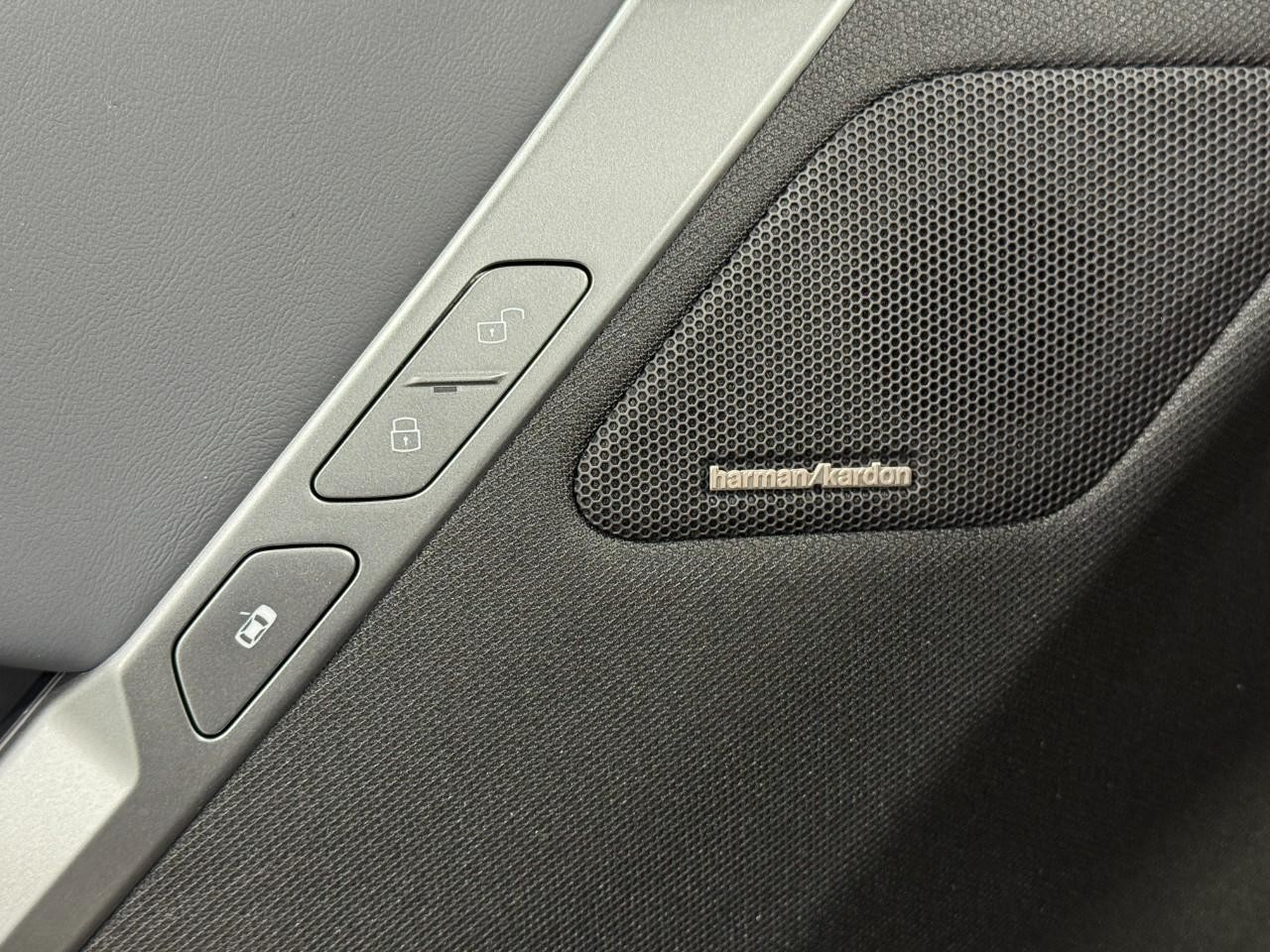 BMW iX Vehicle Full-screen Gallery Image 23