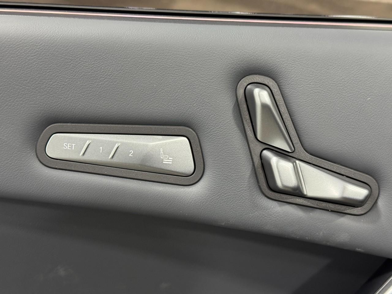 BMW iX Vehicle Full-screen Gallery Image 24