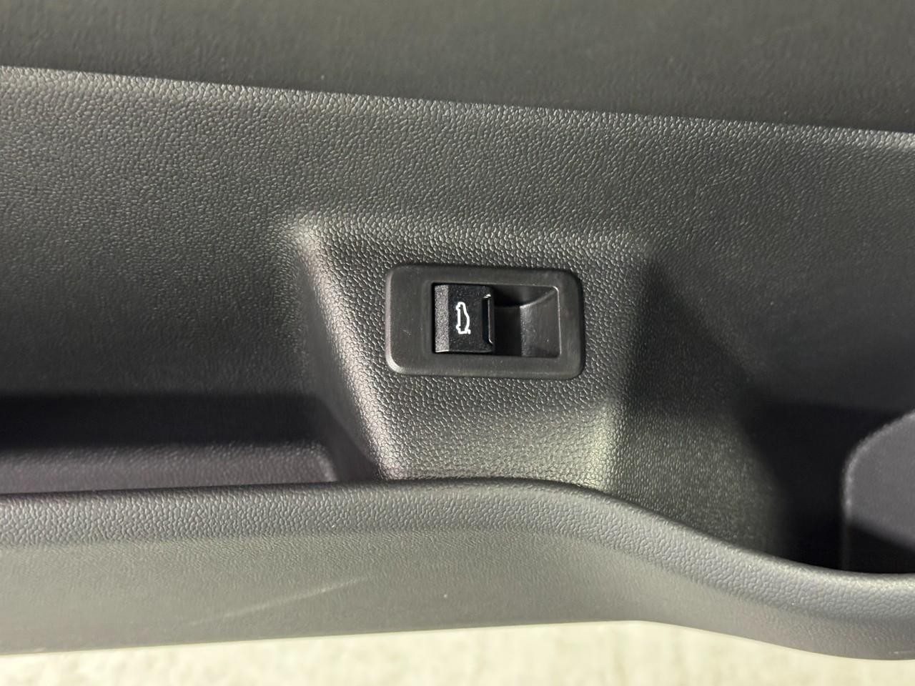 BMW iX Vehicle Full-screen Gallery Image 26