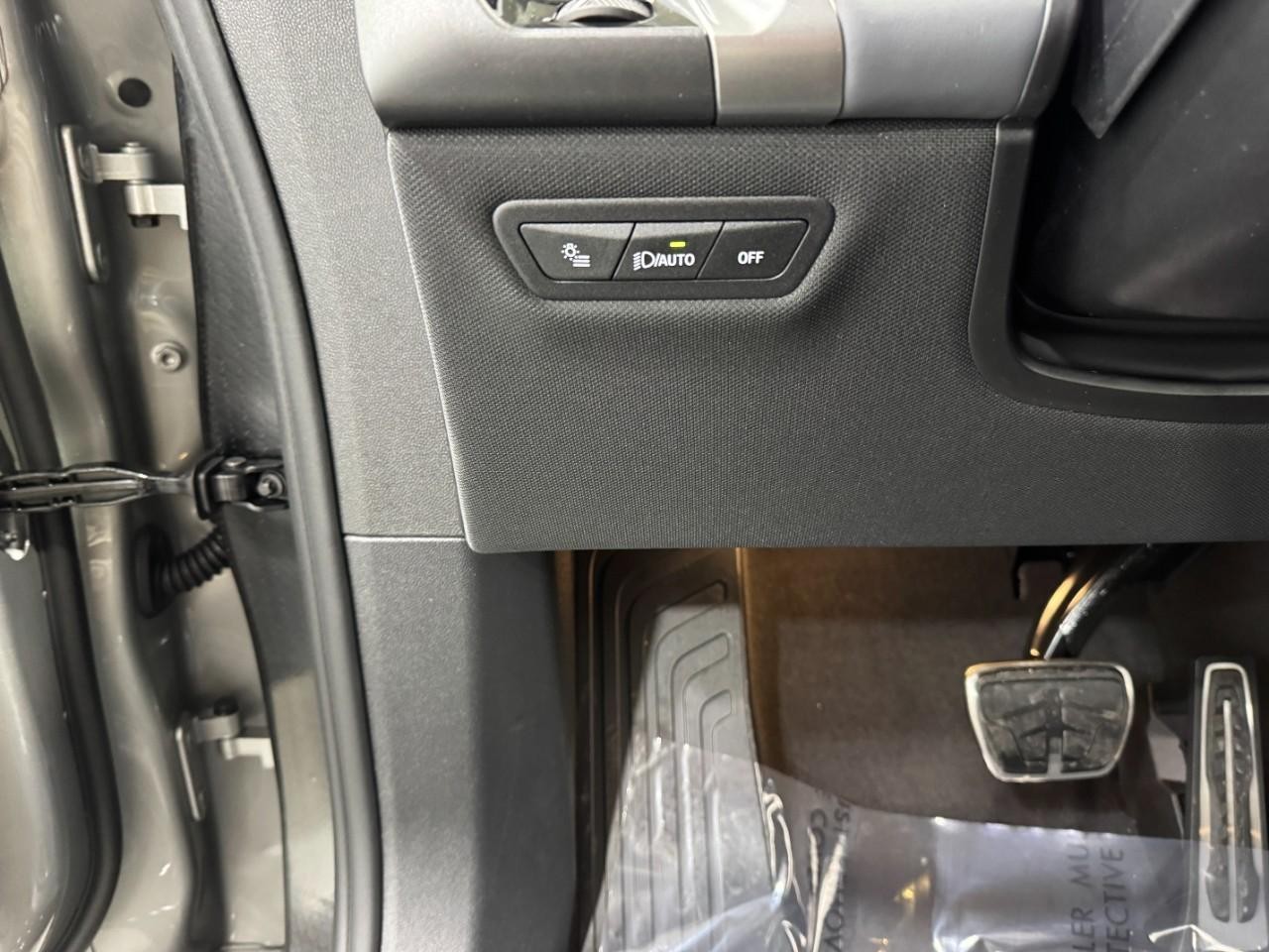 BMW iX Vehicle Full-screen Gallery Image 29