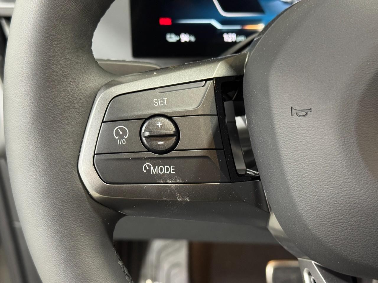 BMW iX Vehicle Full-screen Gallery Image 30