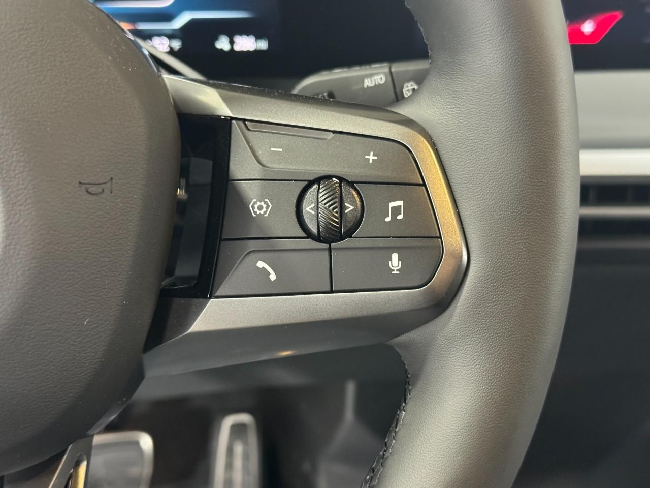 BMW iX Vehicle Full-screen Gallery Image 31