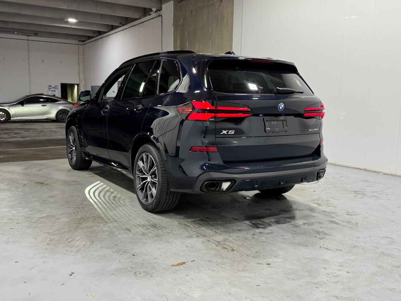 BMW X5 Vehicle Full-screen Gallery Image 3