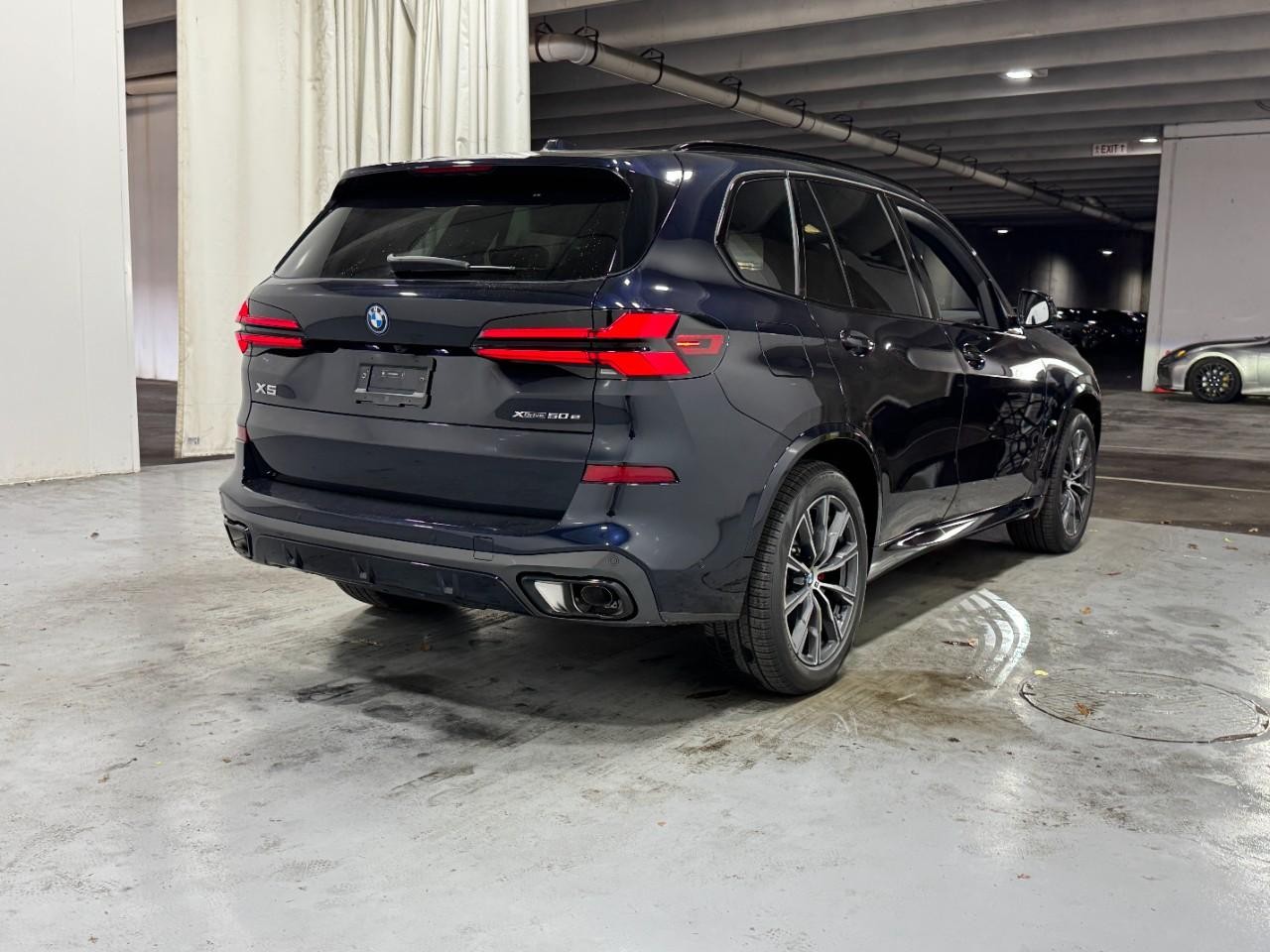 BMW X5 Vehicle Full-screen Gallery Image 4