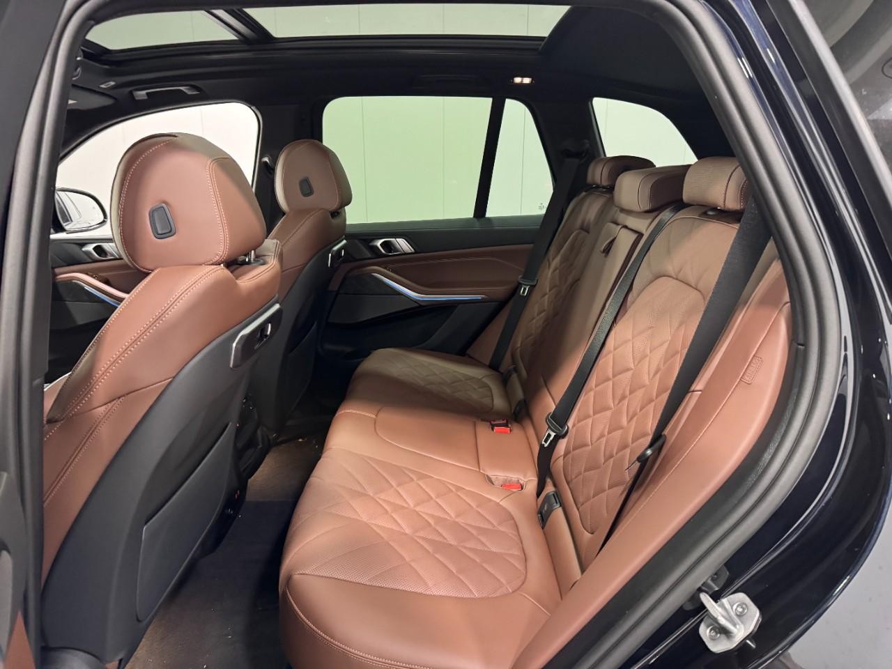 BMW X5 Vehicle Full-screen Gallery Image 8