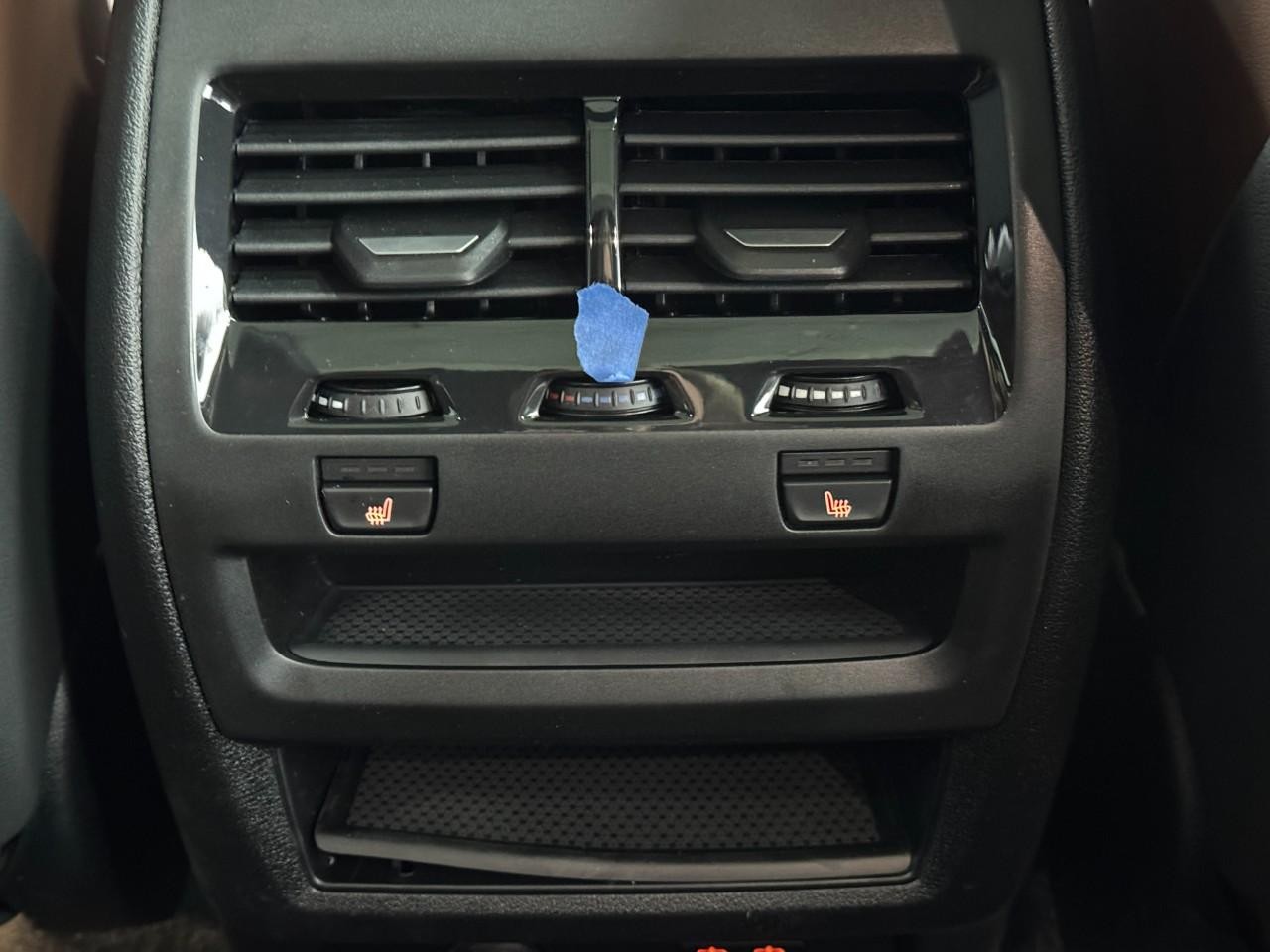 BMW X5 Vehicle Full-screen Gallery Image 11