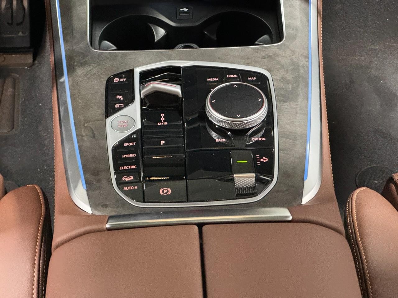 BMW X5 Vehicle Full-screen Gallery Image 16