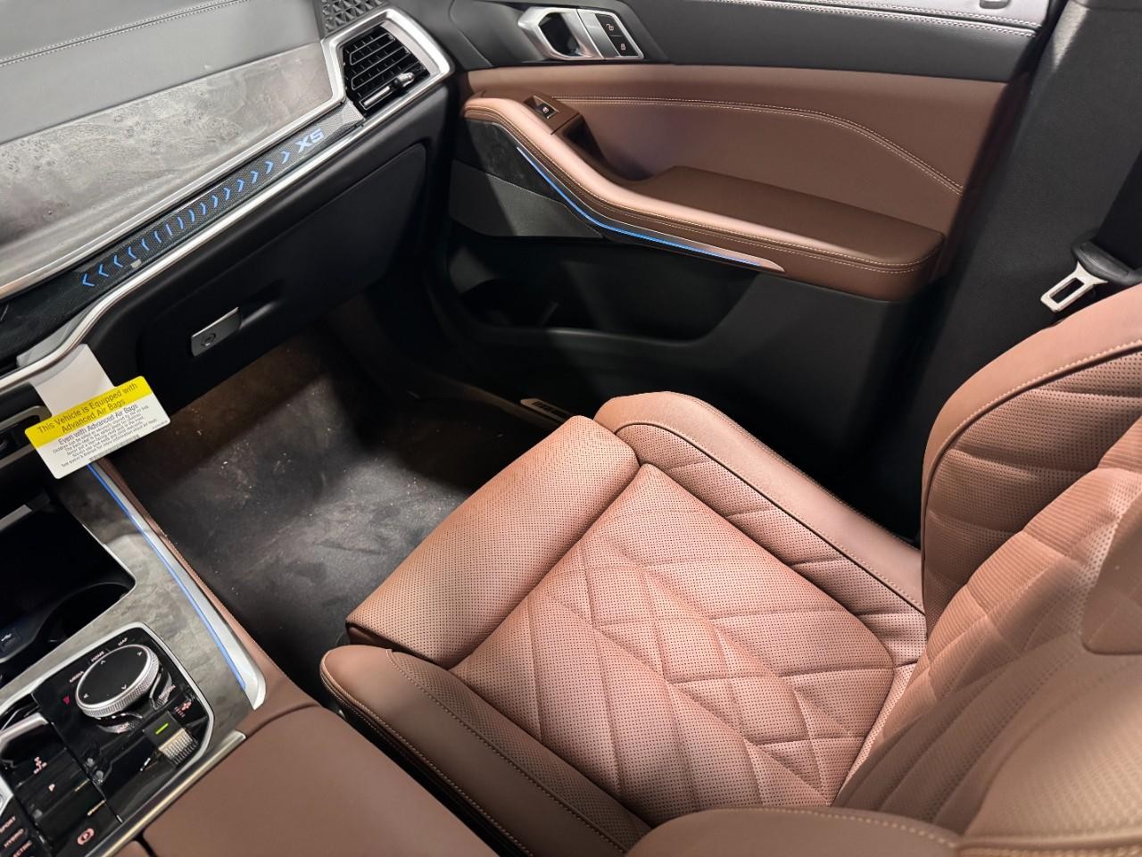 BMW X5 Vehicle Full-screen Gallery Image 17