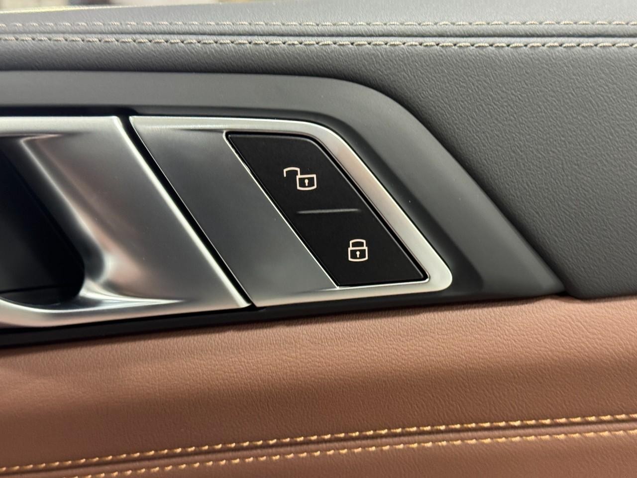 BMW X5 Vehicle Full-screen Gallery Image 21