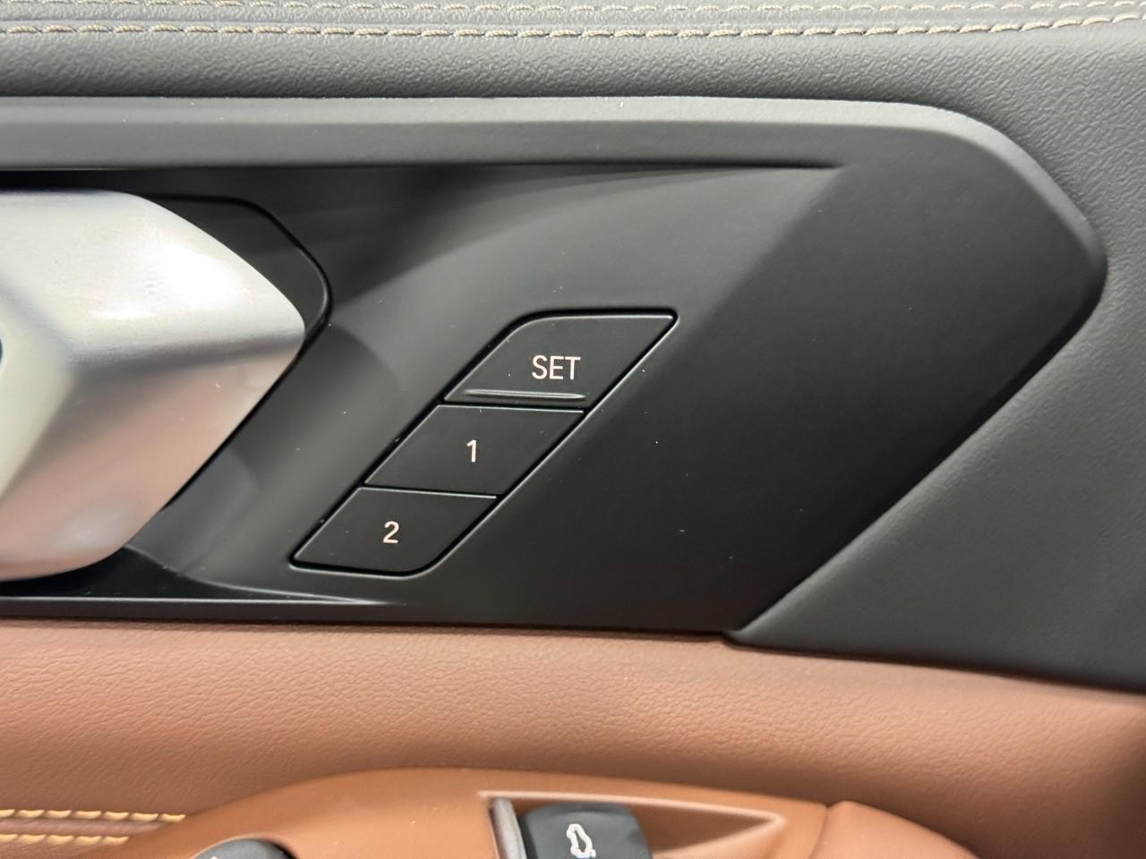 BMW X5 Vehicle Full-screen Gallery Image 24