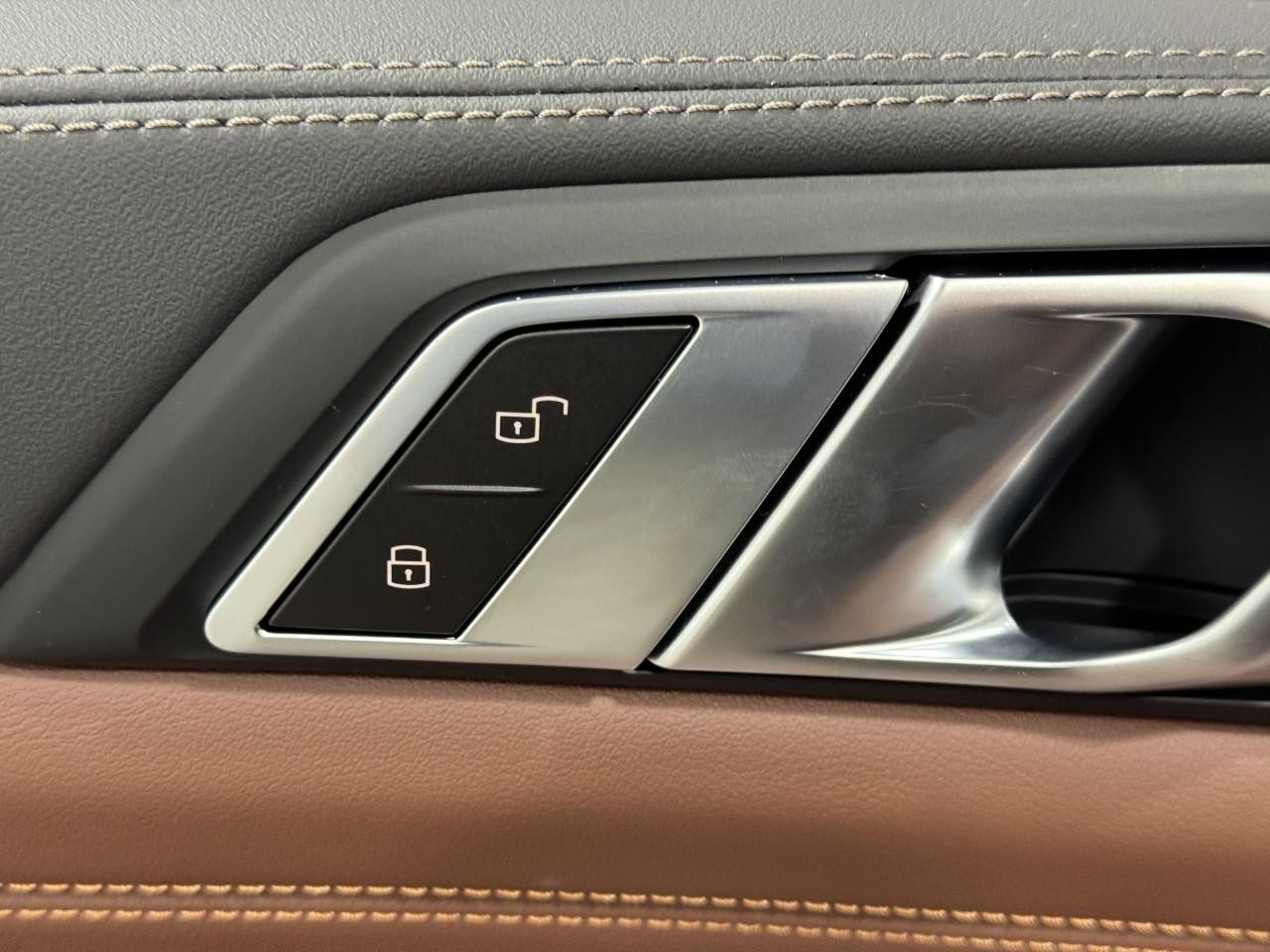 BMW X5 Vehicle Full-screen Gallery Image 25