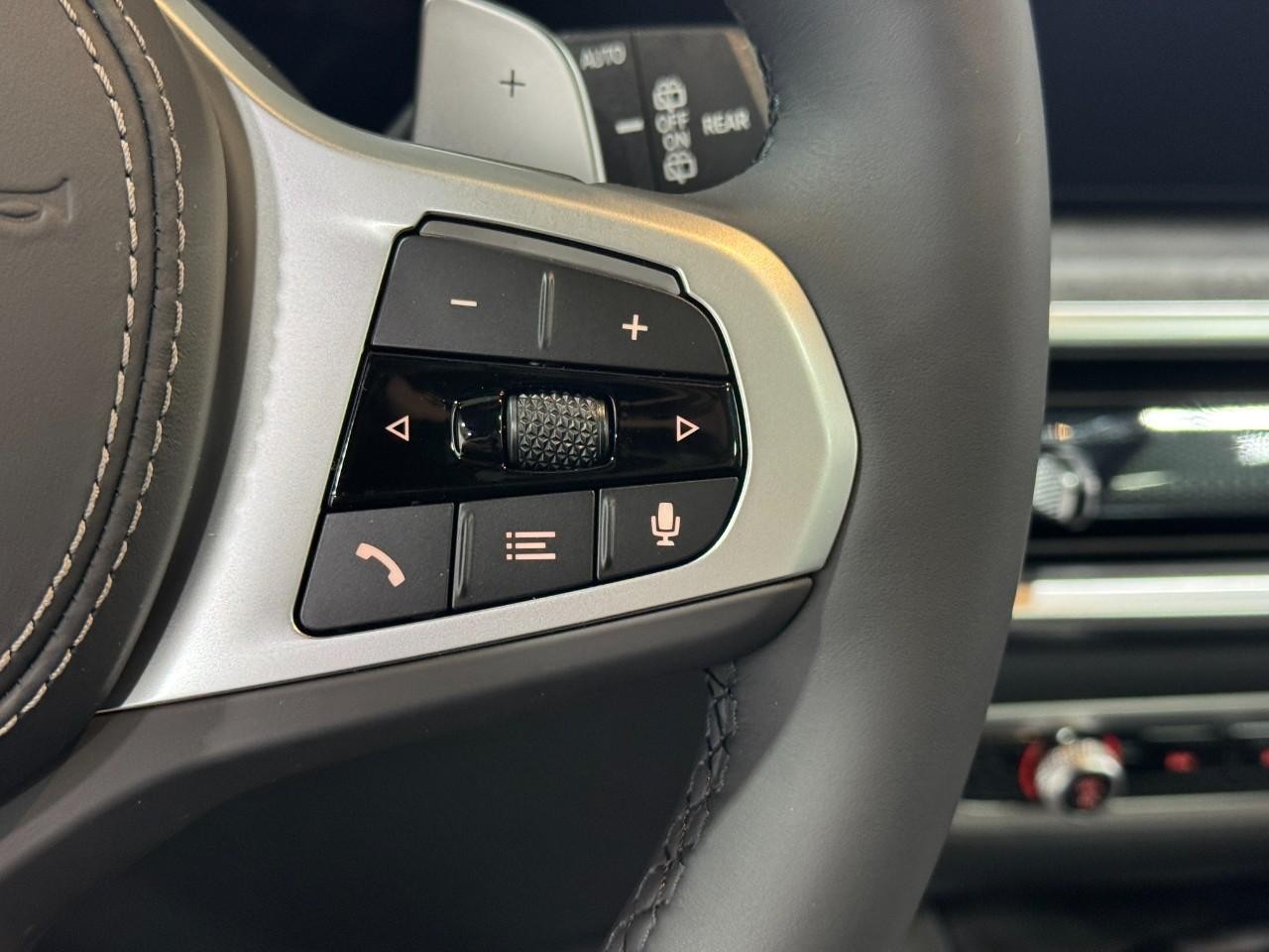 BMW X5 Vehicle Full-screen Gallery Image 32