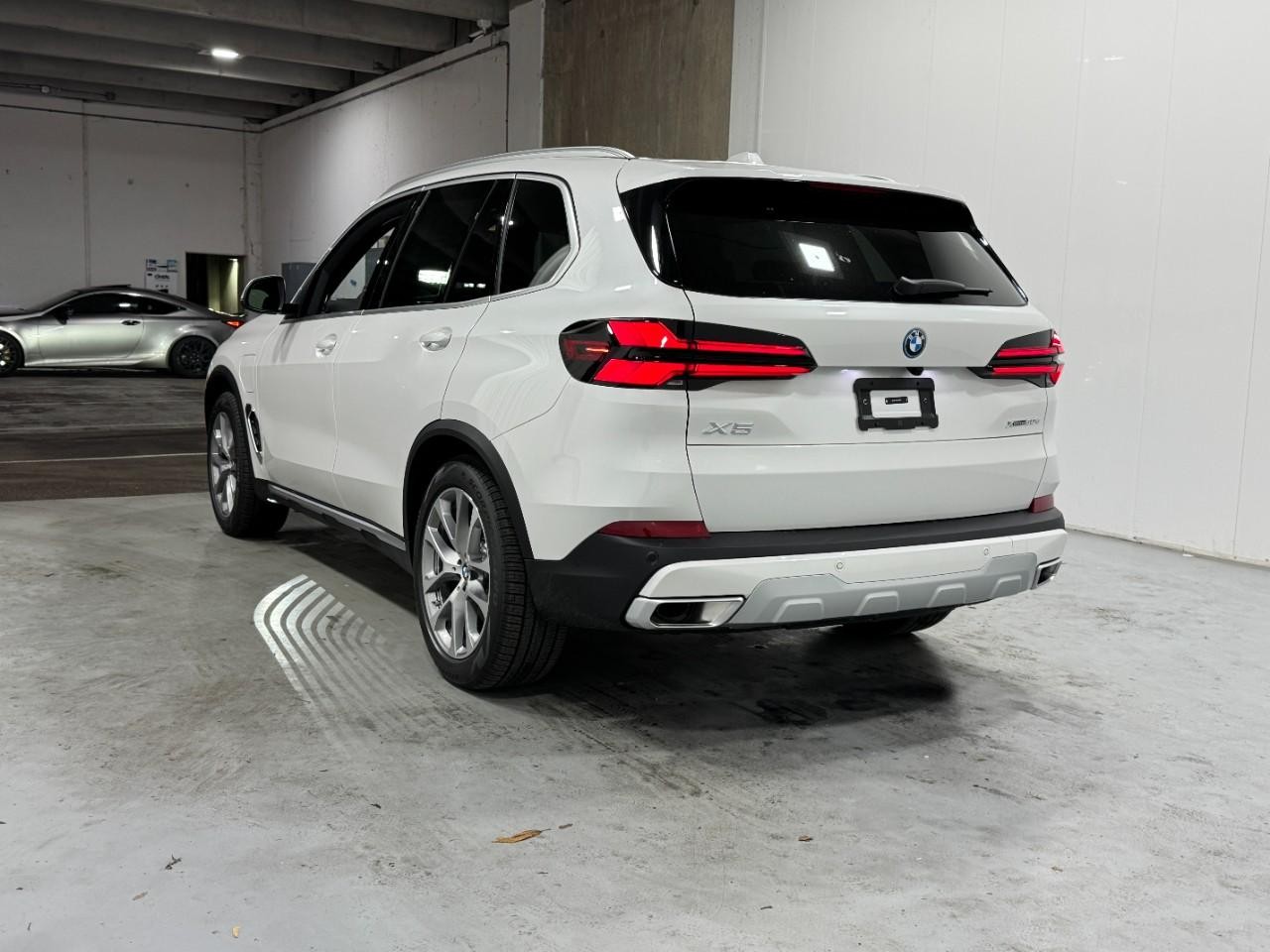 BMW X5 Vehicle Full-screen Gallery Image 3