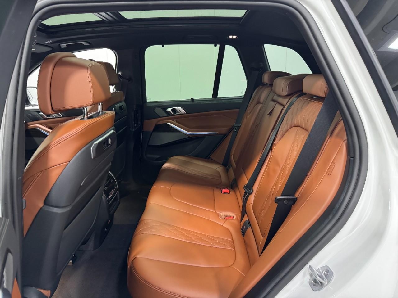 BMW X5 Vehicle Full-screen Gallery Image 8